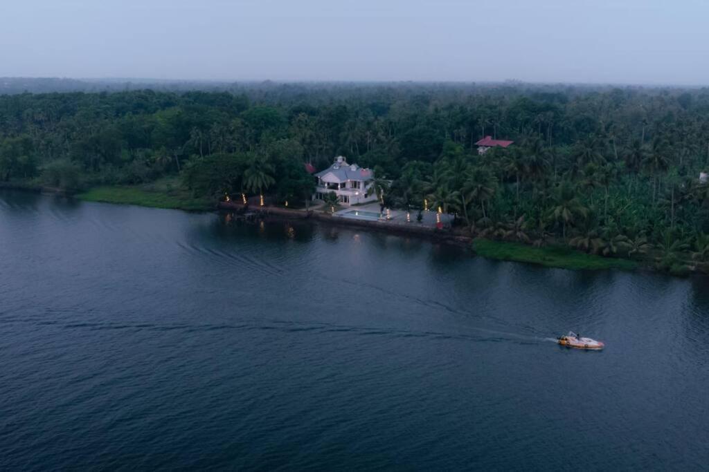 Riveria Portico - River Side 6 Bedroom Private Pool Bungalow North Paravur Экстерьер фото